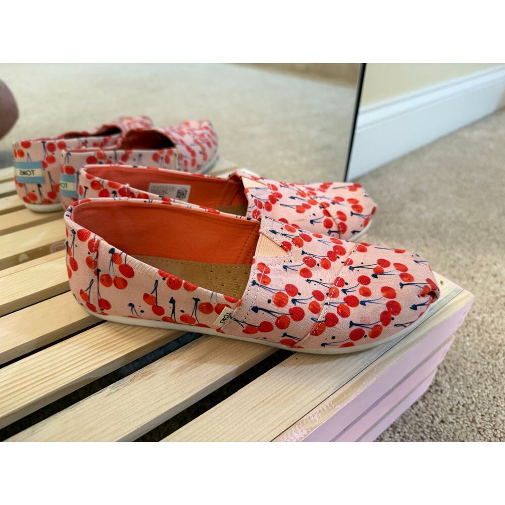 Toms junior size 4 women’s size 5.5-6 cherry pattern - Picture 2 of 6